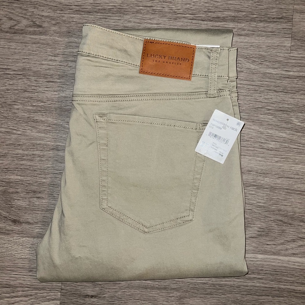 NWT Lucky Brand 33x32 121 Slim Straight 2-Way Stretch Pants